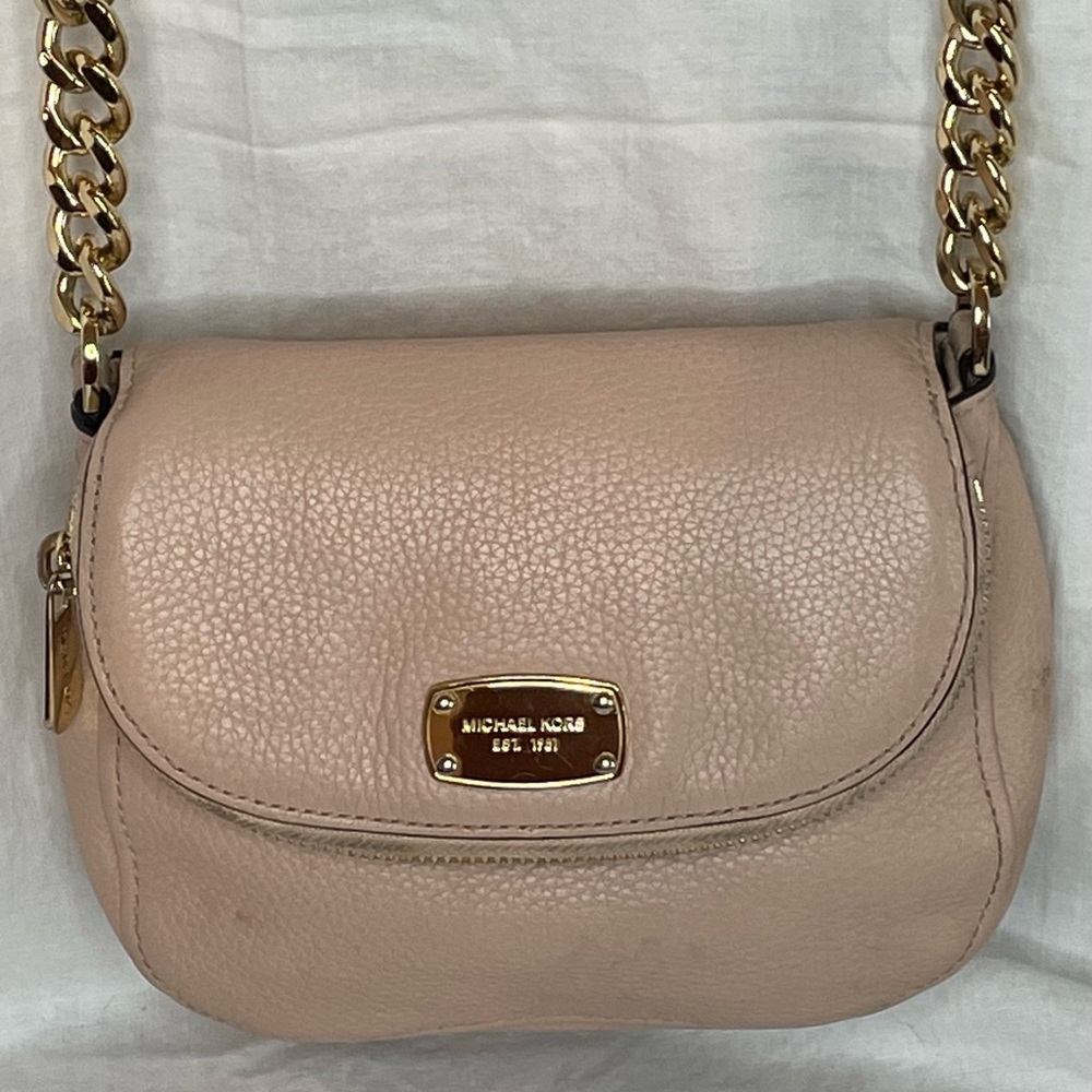 👜Michael Kors Bedford leather flap/crossbody in a soft blush pink color.👜